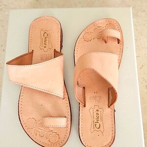 Chico's Toe Loop Sandals    Size 7.5 W Tan